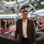 sergey-buslaev-v-atriume-laynera-msc-meraviglia