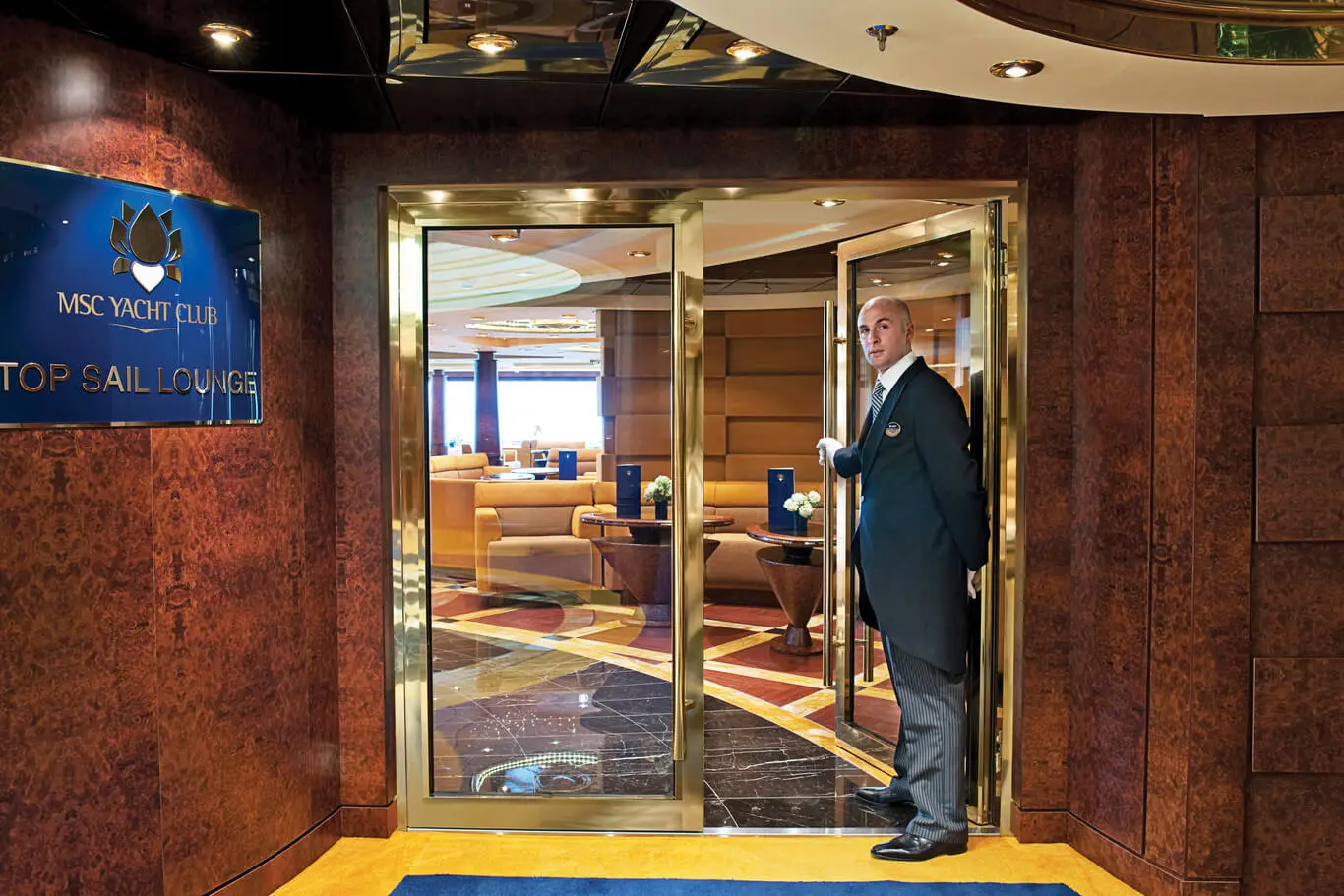 Дворецкий встречает гостей в MSC Yacht Club