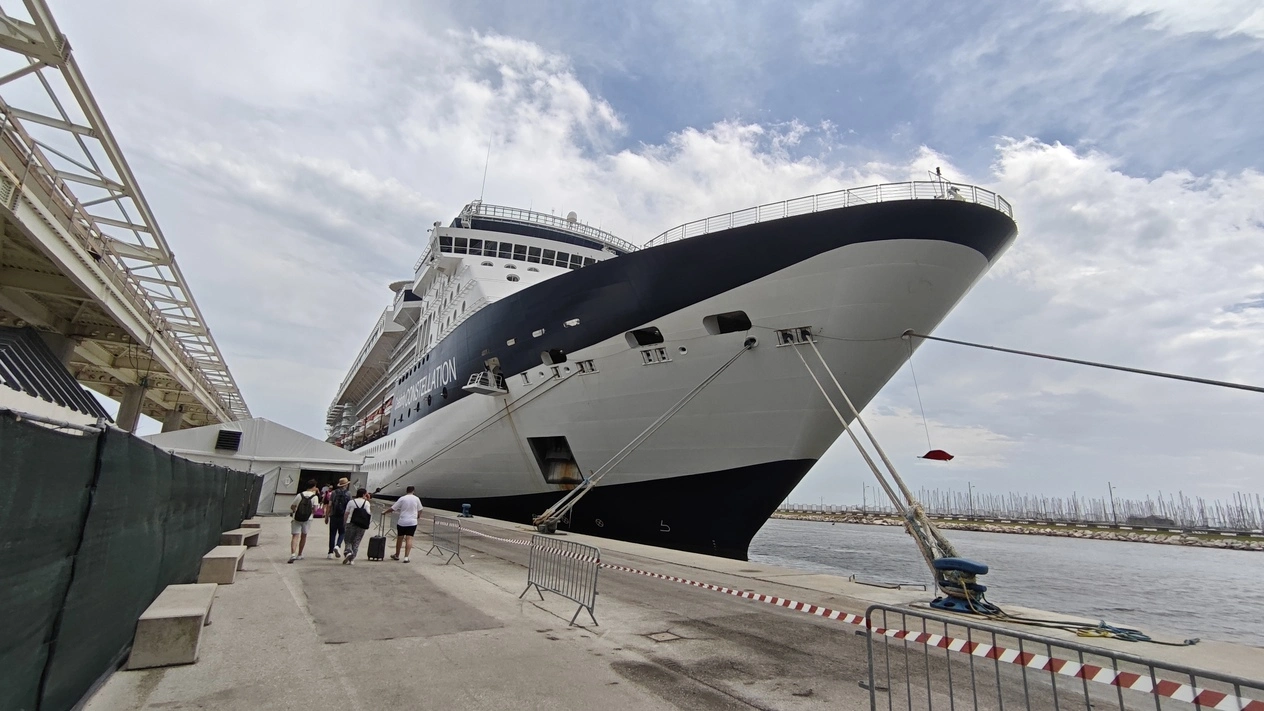 Celebrity Constellation в порту Равенны