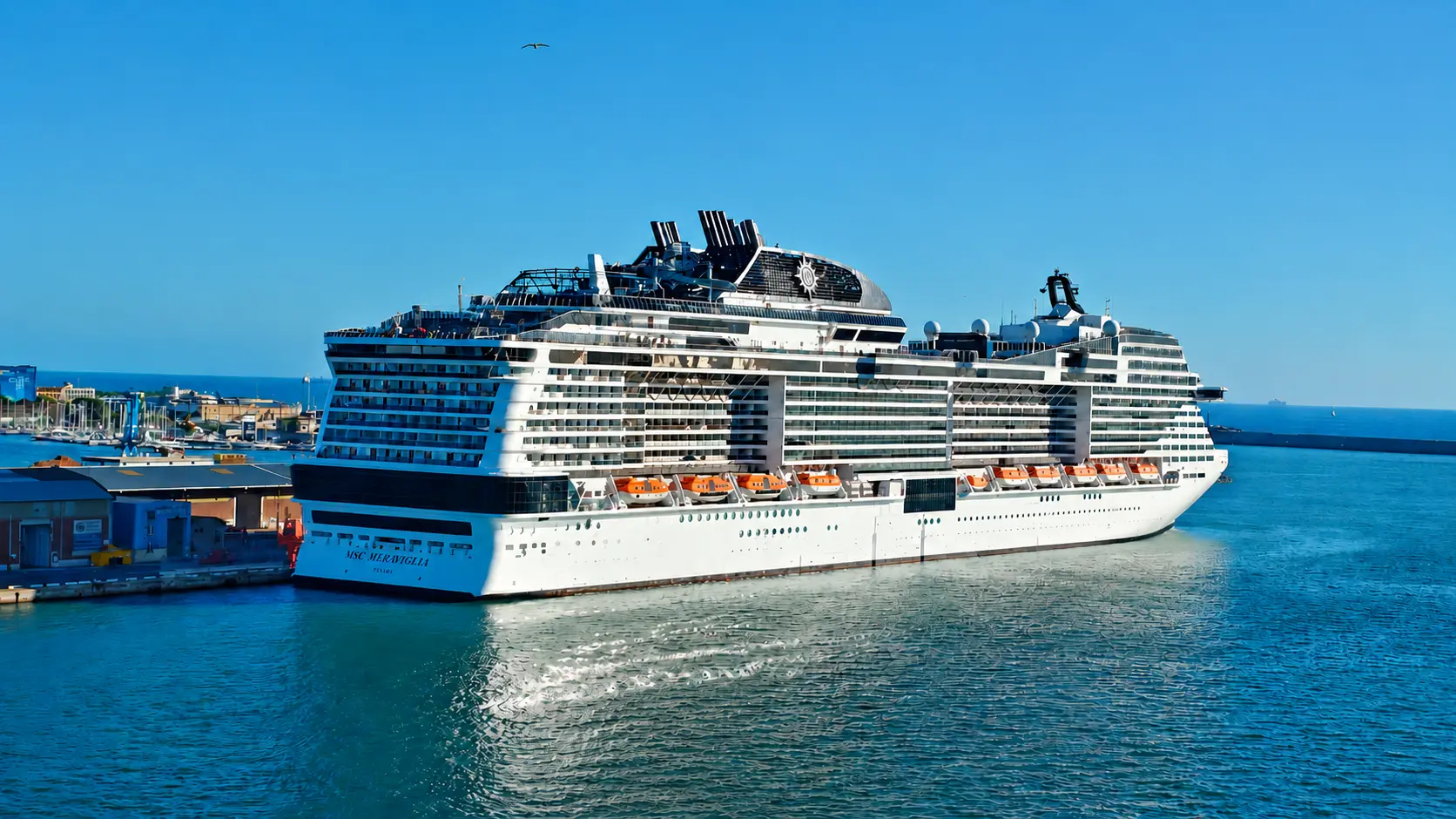 Лайнер MSC Meraviglia в порту Ливорно