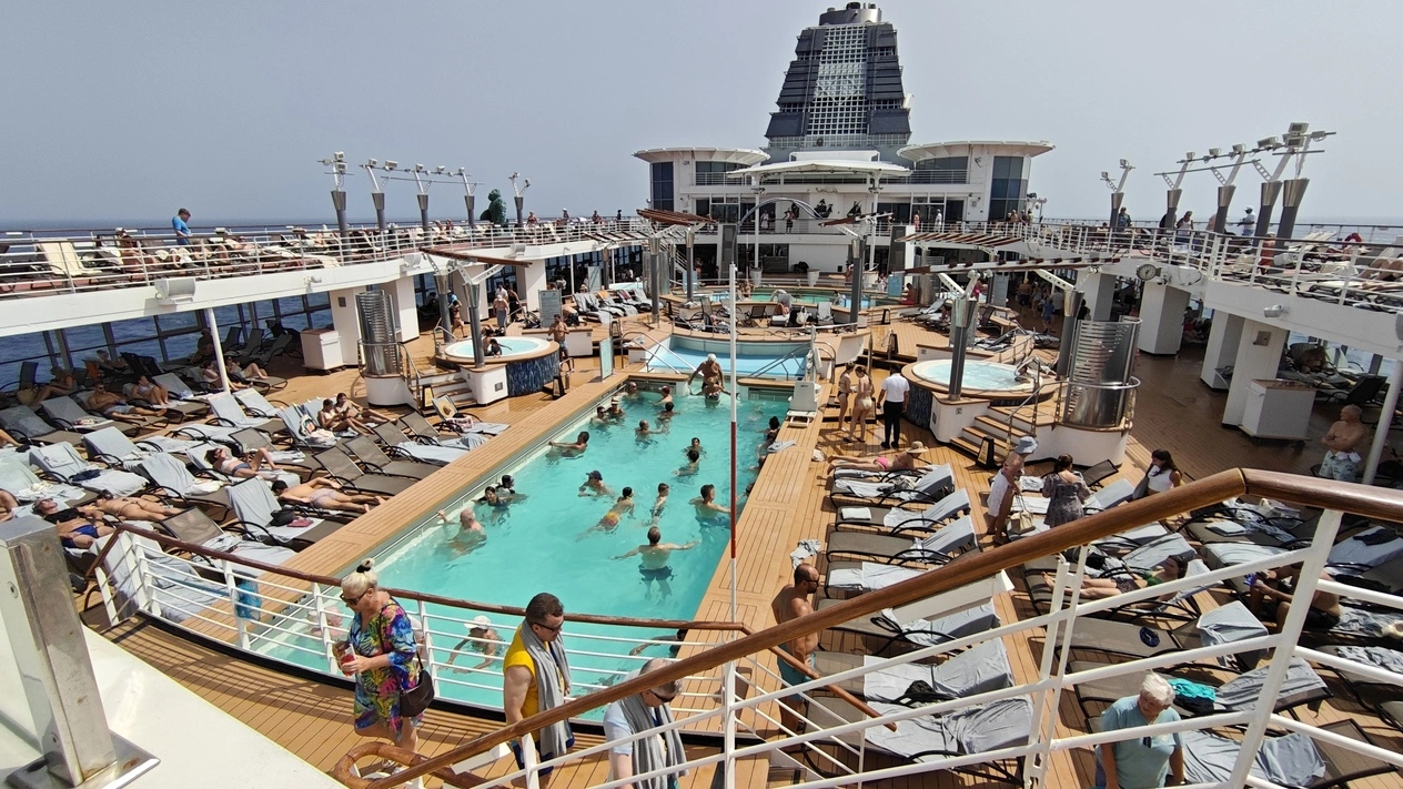 солнечная палуба на лайнере Celebrity Constellation