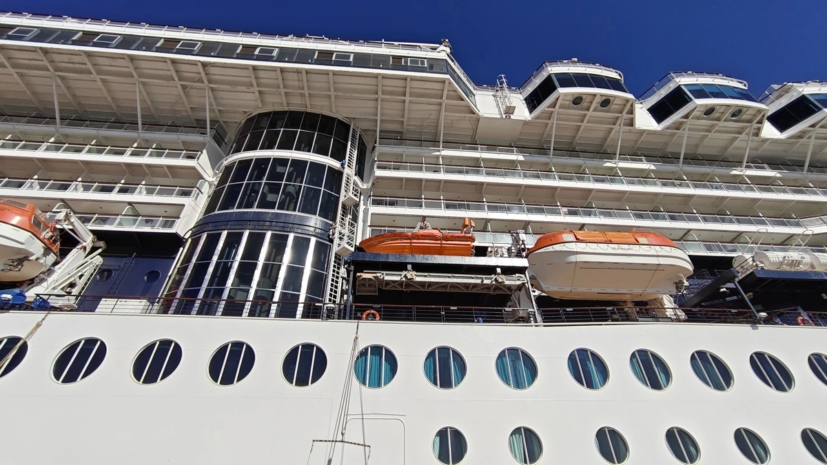 центральная часть Celebrity Constellation