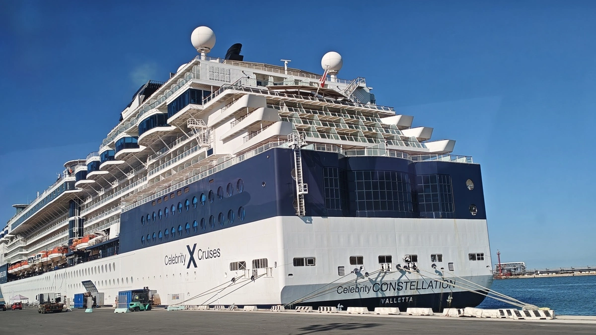 Celebrity Constellation вид сзади